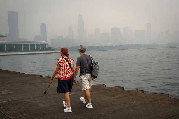 Smoke from Canadian wildfires blankets Chicago